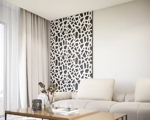 Wohnzimmer mit Sofa, Vorhängen und Wandpaneel mit abstraktem Muster