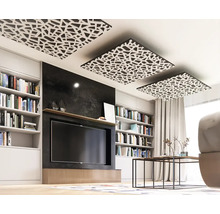 Wohnzimmer mit Deckenpaneelen, Bücherregalen und Fernseher