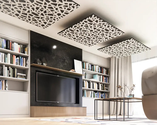Wohnzimmer mit Deckenpaneelen, Bücherregalen und Fernseher