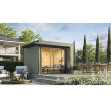 Maison de jardin moderne avec portes coulissantes en verre, terrasse avec mobilier de jardin et foyer