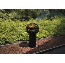 Feuerstelle mit Kamin und Funkenschutzgitter für den Garten.