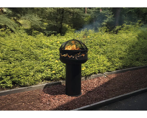 Feuerstelle mit Kamin und Funkenschutzgitter für den Garten.