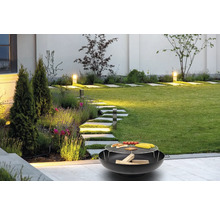 Garten mit Rasen, Steintreppe, Beetbepflanzung, Gartenbeleuchtung und Feuerstelle mit Grillrost