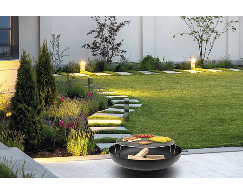 Garten mit Rasen, Steintreppe, Beetbepflanzung, Gartenbeleuchtung und Feuerstelle mit Grillrost