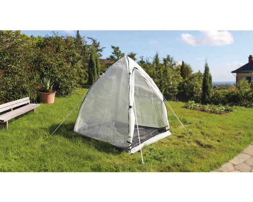 Tente de serre sur une pelouse dans un jardin.