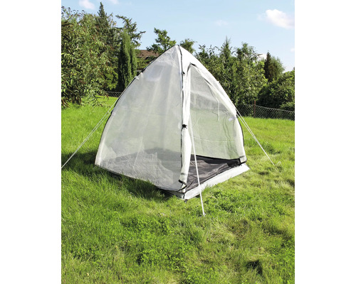 Serre sur une pelouse