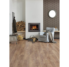 Wohnzimmer mit Kamin, Sessel und Holzkorb für Brennholz