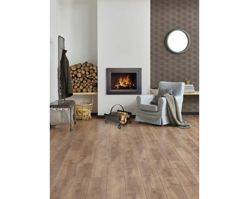 Wohnzimmer mit Kamin, Sessel und Holzkorb für Brennholz