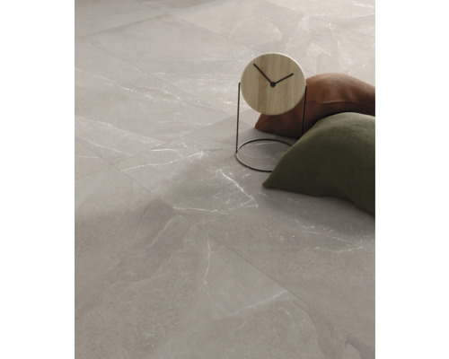 Carreaux de sol aspect marbre avec objets décoratifs.