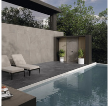 Extérieur avec piscine, chaises longues, douche extérieure et mur carrelé