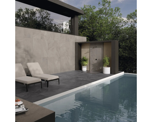 Extérieur avec piscine, chaises longues, douche extérieure et mur carrelé