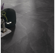 Sol carrelé avec objets de décoration et livres.