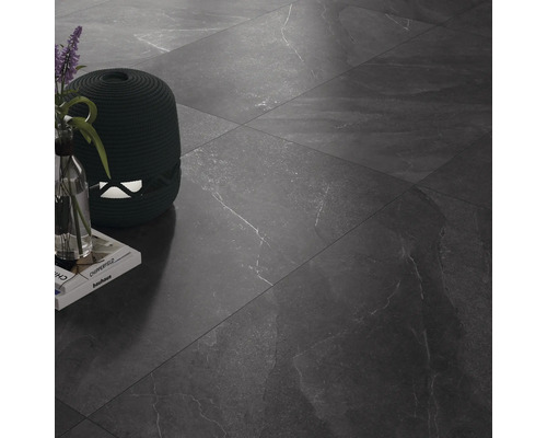 Sol carrelé avec objets de décoration et livres.