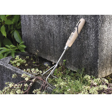 Gartengerät mit Holzgriff und drei Zinken zum Auflockern der Erde