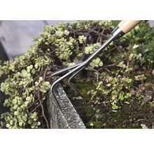 Handrechen im Einsatz im Gartenbeet