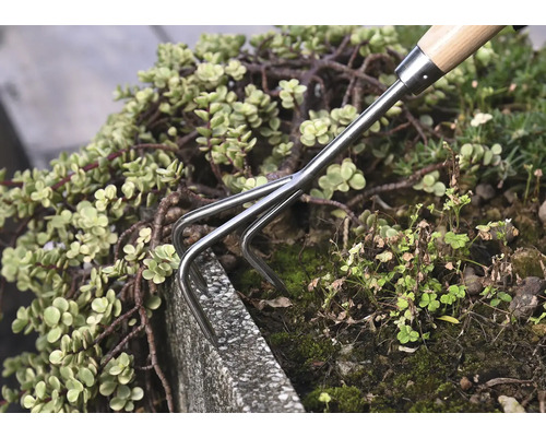 Handrechen im Einsatz im Gartenbeet