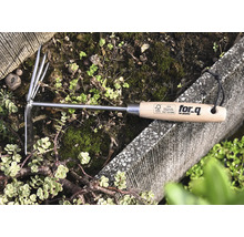 For Q Grubber aus Edelstahl mit Holzgriff im Beet
