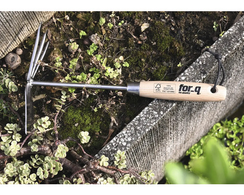 For Q Grubber aus Edelstahl mit Holzgriff im Beet