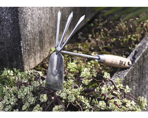 Gartenwerkzeug mit Holzgriff und Metallkopf