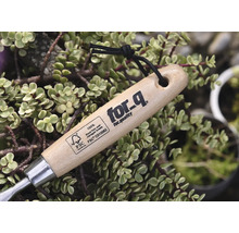 Outil de jardin avec manche en bois et logo for_q