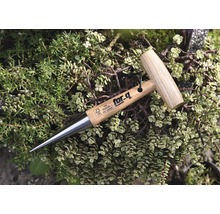 Pflanzholz aus Holz und Metall auf Pflanzen