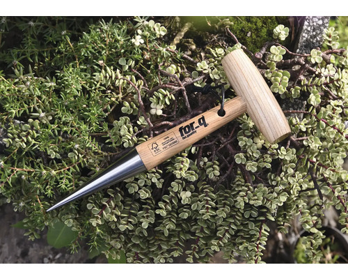 Pflanzholz aus Holz und Metall auf Pflanzen