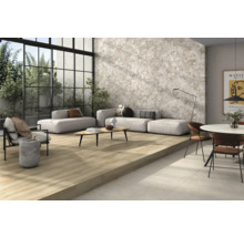 Heller Wohnraum mit Fliesen in Holzoptik und Steinimitat an der Wand