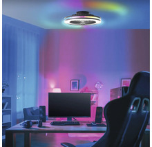 Ein Zimmer mit einem Computertisch und einem Deckenventilator mit Beleuchtung