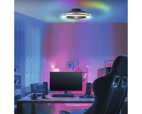 Ein Zimmer mit einem Computertisch und einem Deckenventilator mit Beleuchtung