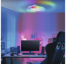 Decke mit Deckenventilator und LED-Beleuchtung in einem Zimmer.