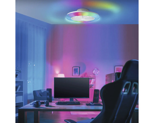 Decke mit Deckenventilator und LED-Beleuchtung in einem Zimmer.