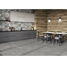 Moderne Küche mit grauem Fliesenboden, Marmor- und Holzoptik an den Wänden