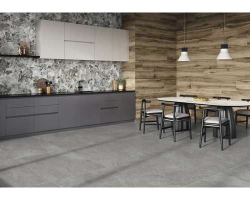 Moderne Küche mit grauem Fliesenboden, Marmor- und Holzoptik an den Wänden