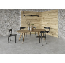 Salle à manger avec table à manger, chaises et carrelage mural aspect pierre et aspect bois