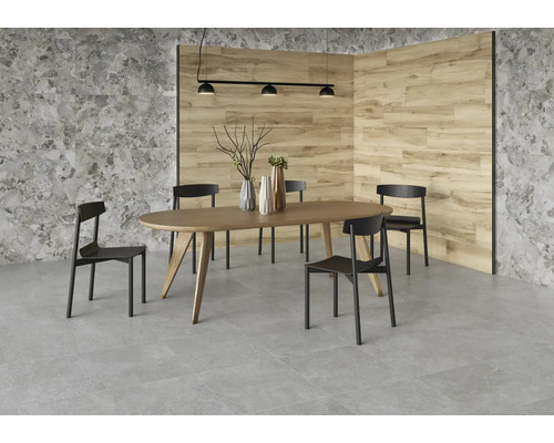 Salle à manger avec table à manger, chaises et carrelage mural aspect pierre et aspect bois