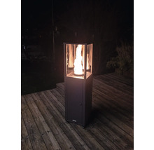 Radiateur de terrasse avec verre et flamme sur une terrasse en bois