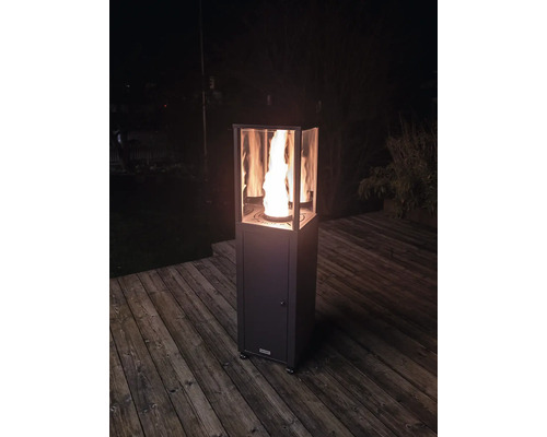 Radiateur de terrasse avec verre et flamme sur une terrasse en bois