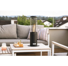 Radiateur colonne sur une table à l'extérieur avec canapé et boissons