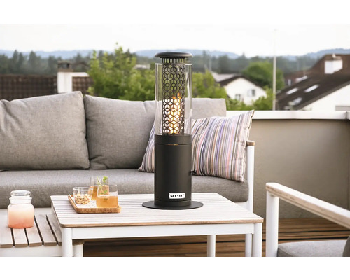 Radiateur colonne sur une table à l'extérieur avec canapé et boissons