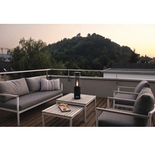 Terrasse avec mobilier de salon et cheminée de table pour l'extérieur