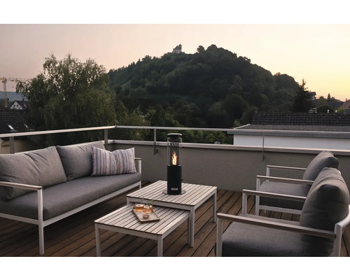 Terrasse avec mobilier de salon et cheminée de table pour l'extérieur