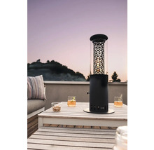 Terrasse avec table, boissons et un chauffage de terrasse noir avec cylindre en verre