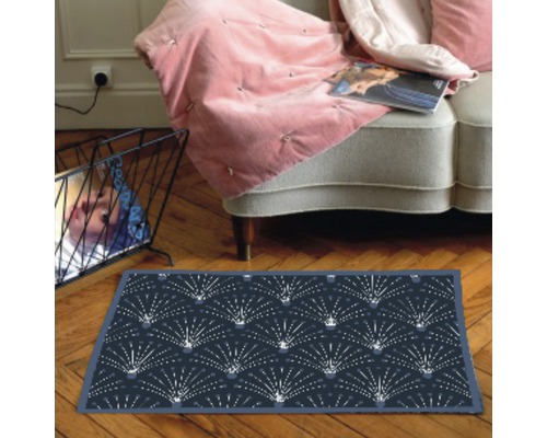 Dekorativer Teppich mit Muster vor Sofa und Zeitschriftenständer auf Holzboden.