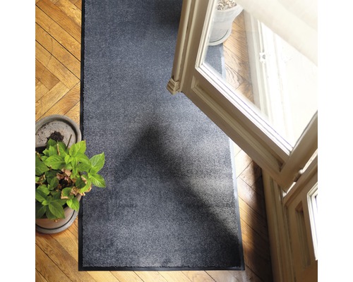 Schmutzfangmatte vor einer Tür auf Holzboden