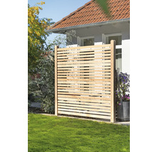 Clôture d'intimité en bois dans le jardin devant une maison