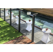 Terrasse mit Stehtischen, Pflanzen und einem kleinen Teich