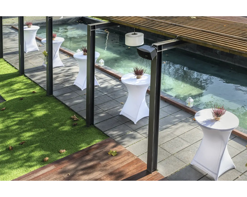 Terrasse mit Stehtischen, Pflanzen und einem kleinen Teich