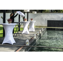 Szene mit Stehtischen, Blumendekoration und Laternen an einem Teich