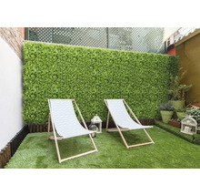 Garten mit Kunstrasen, Sichtschutzwand und zwei Liegestühlen