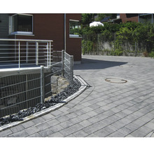 Vue extérieure avec pavés, clôtures et plantations